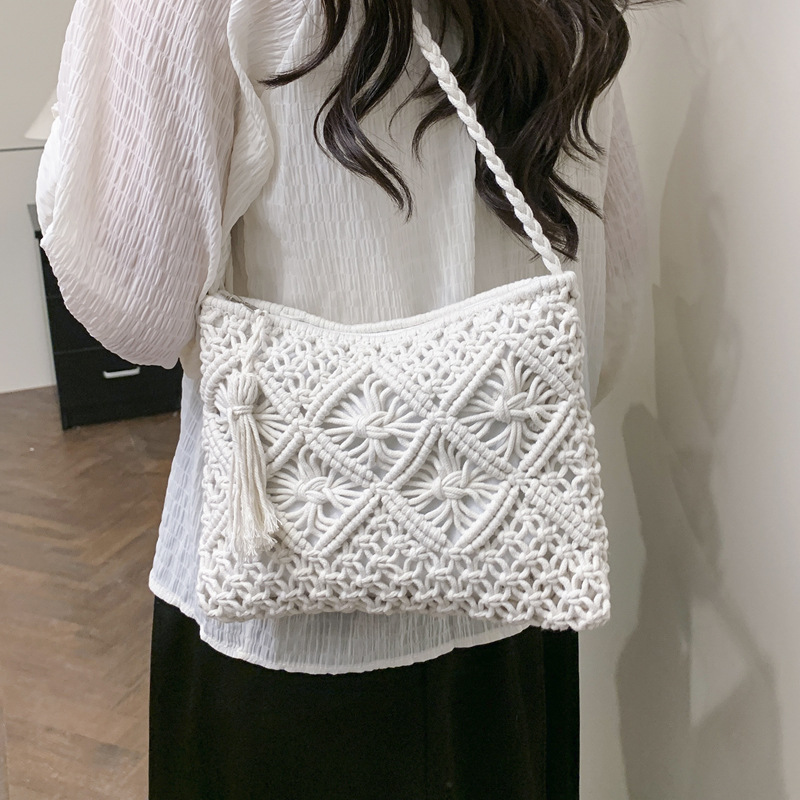 2025 Summer New Korean version forest-style handcrafted cotton rope tassel woven bag, single-shoulder straw woven bag, casual crossbody women's bag Application Scenario