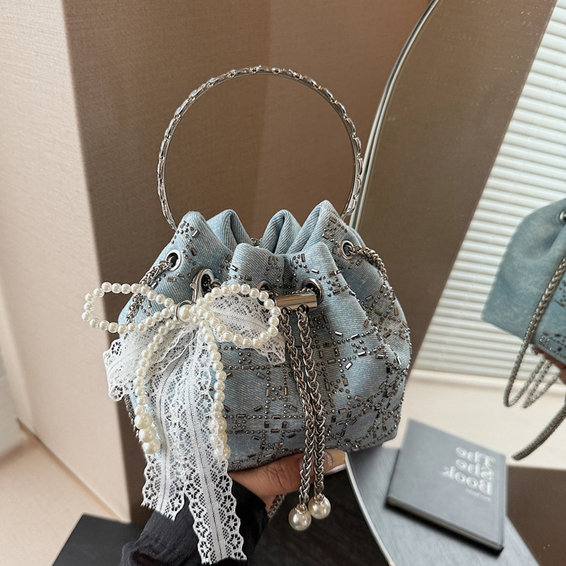This year, the 2025 new Korean-style bucket bag with a drawstring is in fashion. It's a chain single-shoulder crossbody bag for ladies full figure