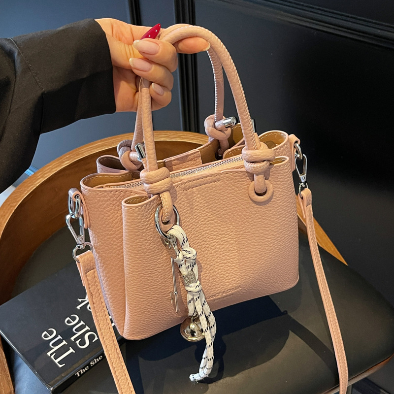Spring and Summer casual small handbag for women, 2025 New large-capacity single-shoulder commuting crossbody bag, simple hand-held bucket bag full figure