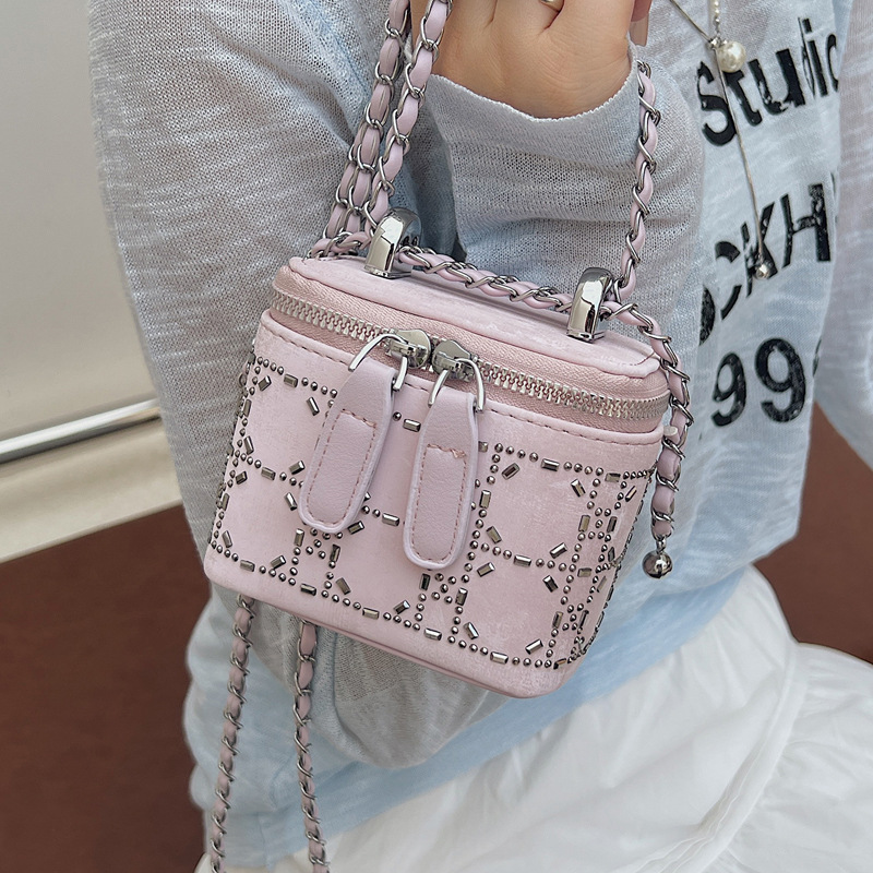 The diamond-shaped chain crossbody bag for women in 2025 features a fashionable and niche design. This year, the box bucket bag is in vogue Application Scenario