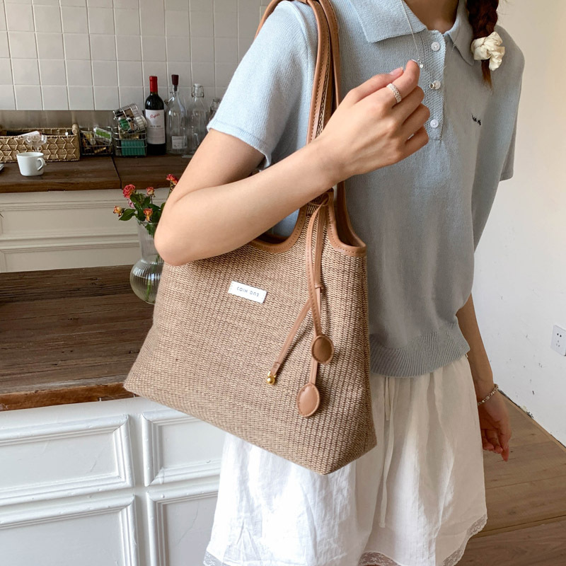 2025 Casual Commuter Tote bag, women's niche striped simple and fashionable hand-held shoulder bag, large-capacity underarm bag Application Scenario