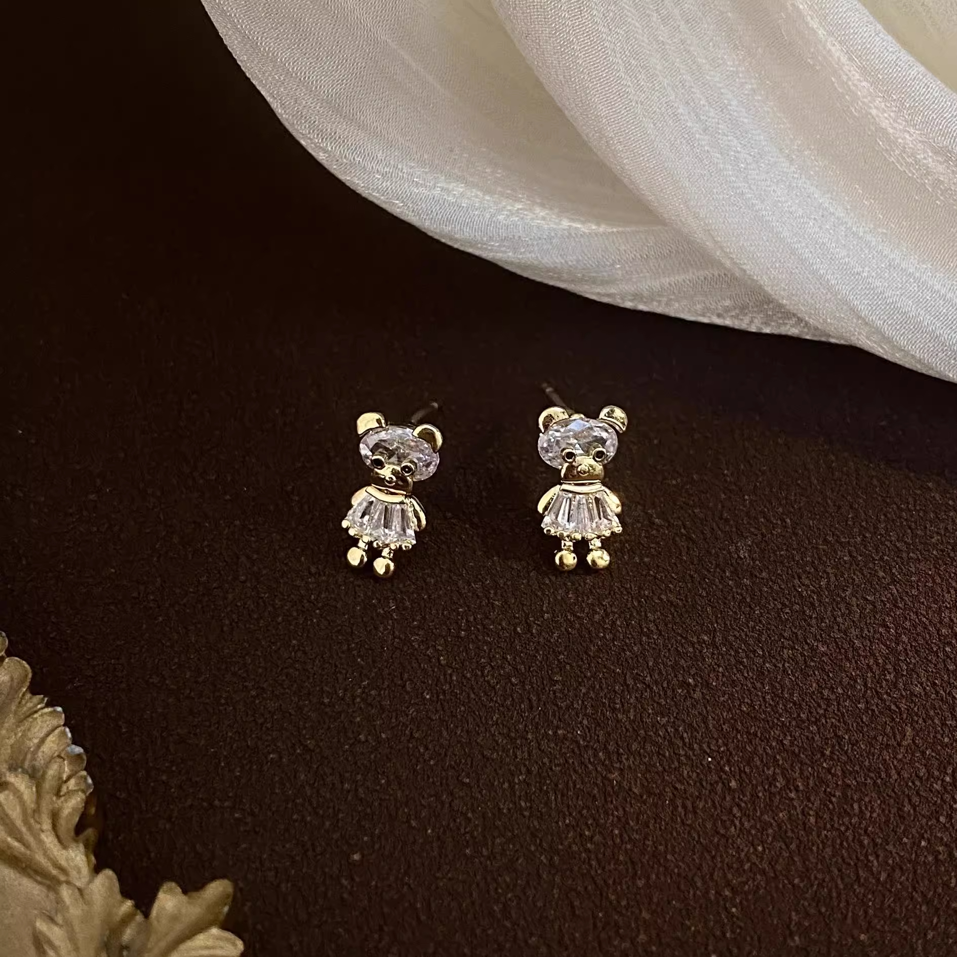Xuhui brand exquisite and light luxury copper plated with real gold and zircon inlaid 925 silver needle bear dynamic design fashionable stud earrings Specification drawing