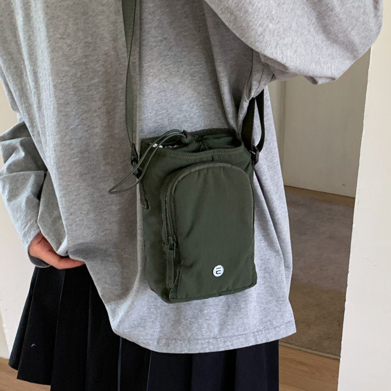 Outdoor portable casual mini single-shoulder bag, simple and versatile drawstring bucket bag, Korean style Instagram niche crossbody women's bag details Picture
