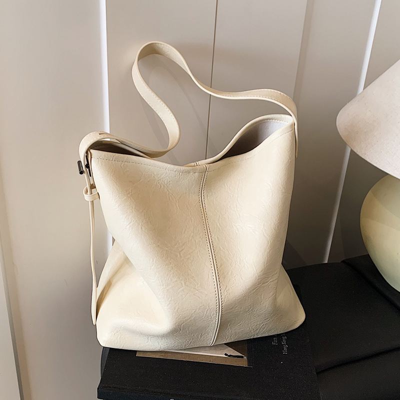Korean style, retro, large-capacity tote bag for women, new summer 2025, versatile, fashionable, simple and solid color crossbody bag full figure