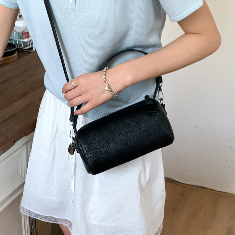 The new Korean version of the 2025 summer fashion crossbody bag features a unique design, simple and elegant texture, and is versatile for commuting details Picture