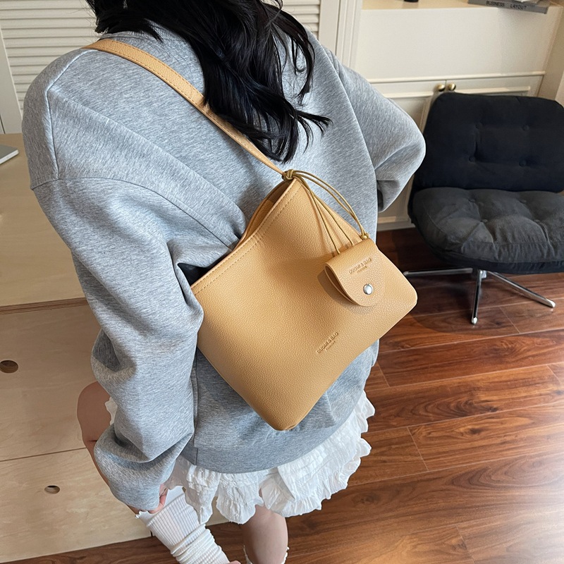 This year's popular bestsellers are the women's 2025 new summer versatile single-shoulder bag and the casual Korean-style quality bucket bag Application Scenario