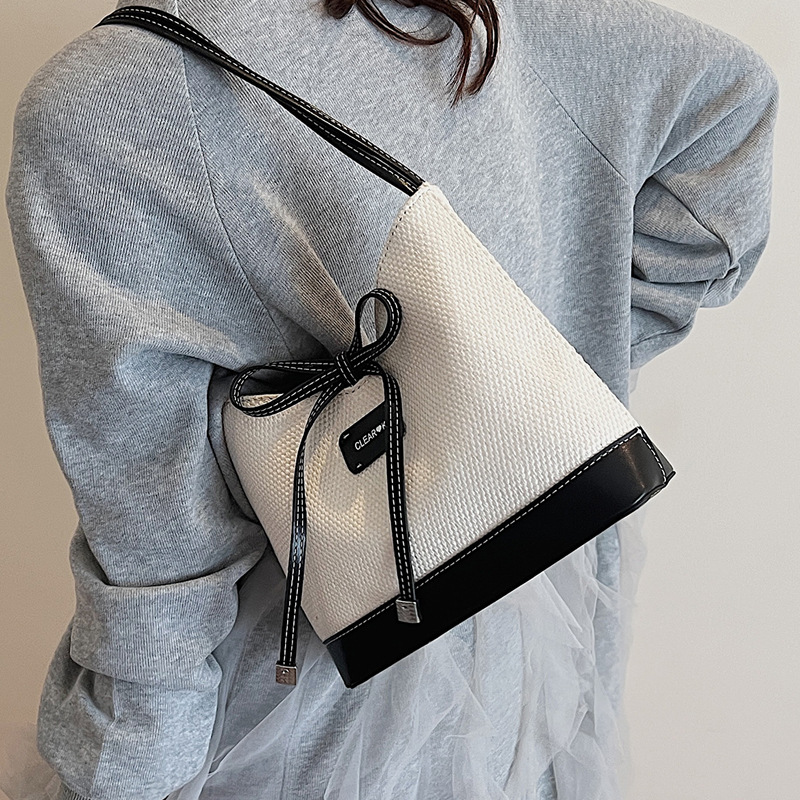 Simple and large-capacity tote bag for women 2025 new style in a two-color Korean-style casual underarm bag with a bow, fashionable and sweet Application Scenario