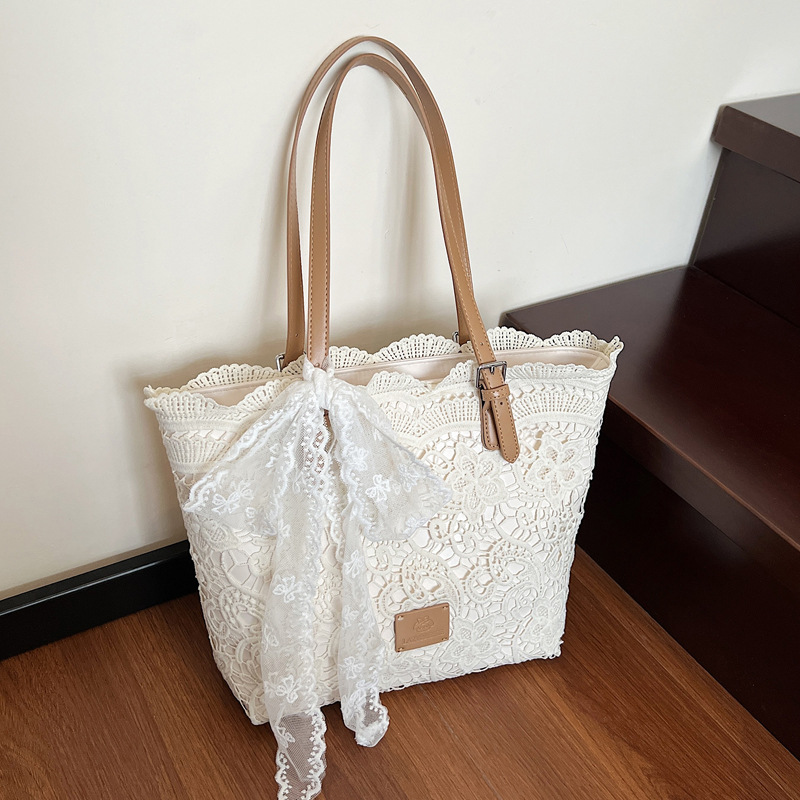 A small Korean version of large-capacity woven bag, tote bag, summer new style with hollowed-out and laid-back style, single-shoulder armpit bag, beach bag full figure