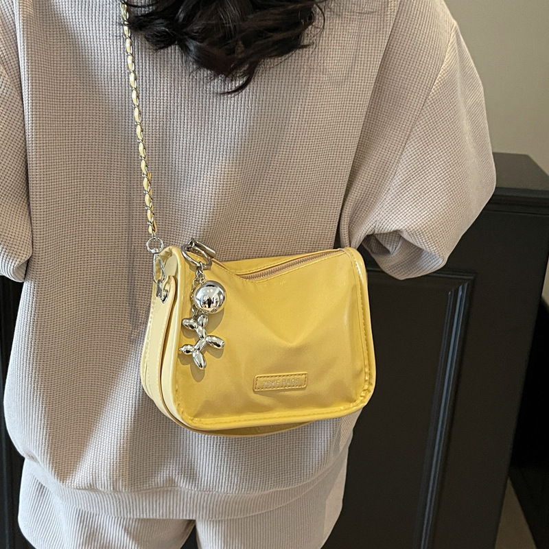 Fashionable single-shoulder bag, casual women's bag 2025 Summer new Korean style, ins style, versatile, hand-held crossbody small square bag Application Scenario