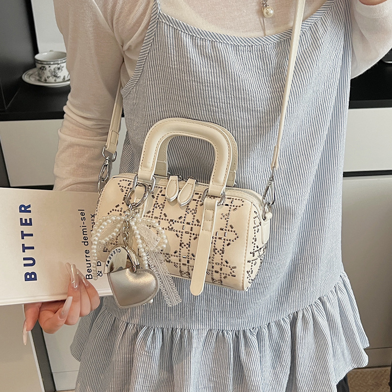 A simple and versatile Korean version of a niche handbag, a new summer fashion crossbody Boston bag for women in 2025 details Picture