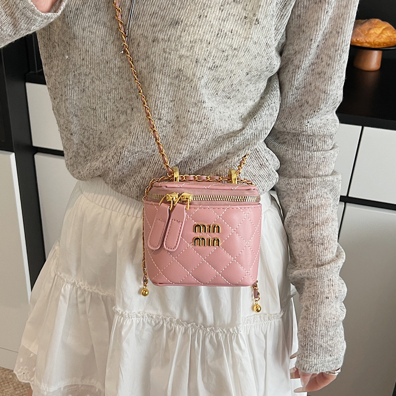 Little Bag Women 2025 Summer New Fashion diamond-shaped chain patent leather crossbody bag, versatile single-shoulder hand-carry bucket bag details Picture