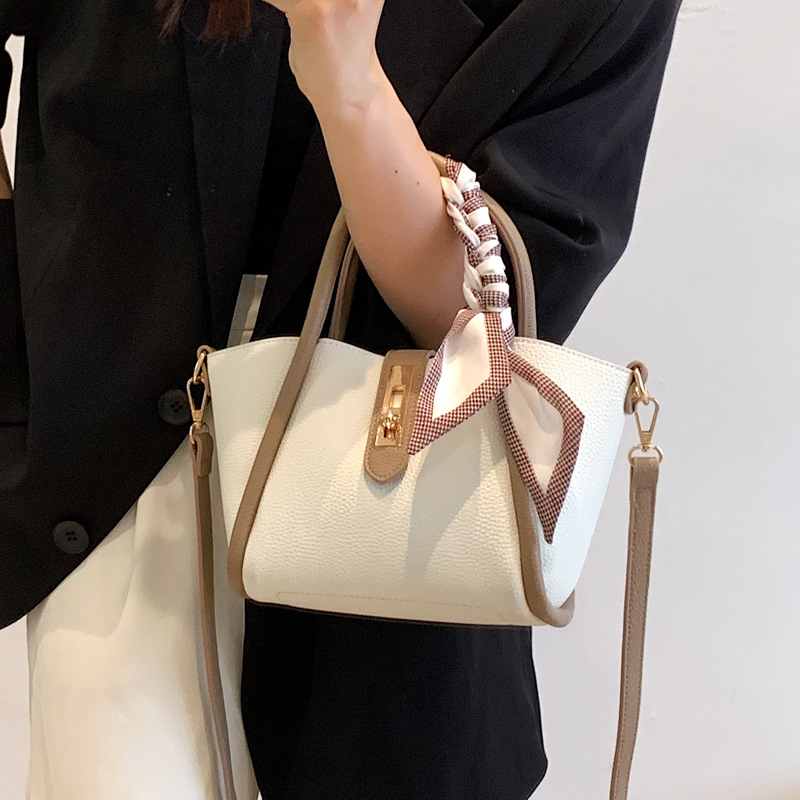 The new trendy women's bag for the summer of 2025, a simple commuting bucket bag with a large capacity and a single-shoulder handbag for women Application Scenario
