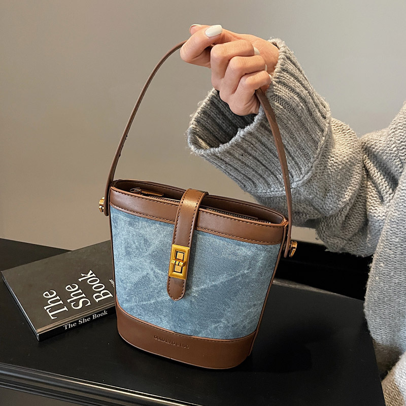 2024 New Korean-style trendy single-shoulder bag, niche design, underarm bag, fashionable and casual bucket bag, crossbody women's bag details Picture