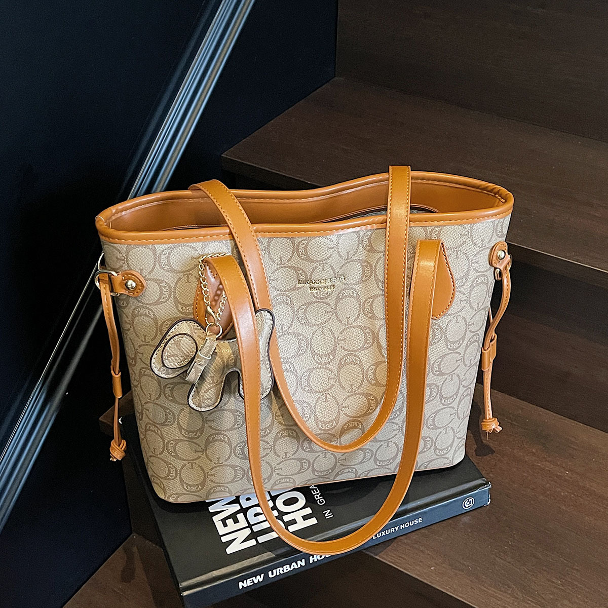 Korean high-end, versatile and retro single-shoulder commuter bag for women, new summer 2025 large-capacity fashionable tote bag full figure