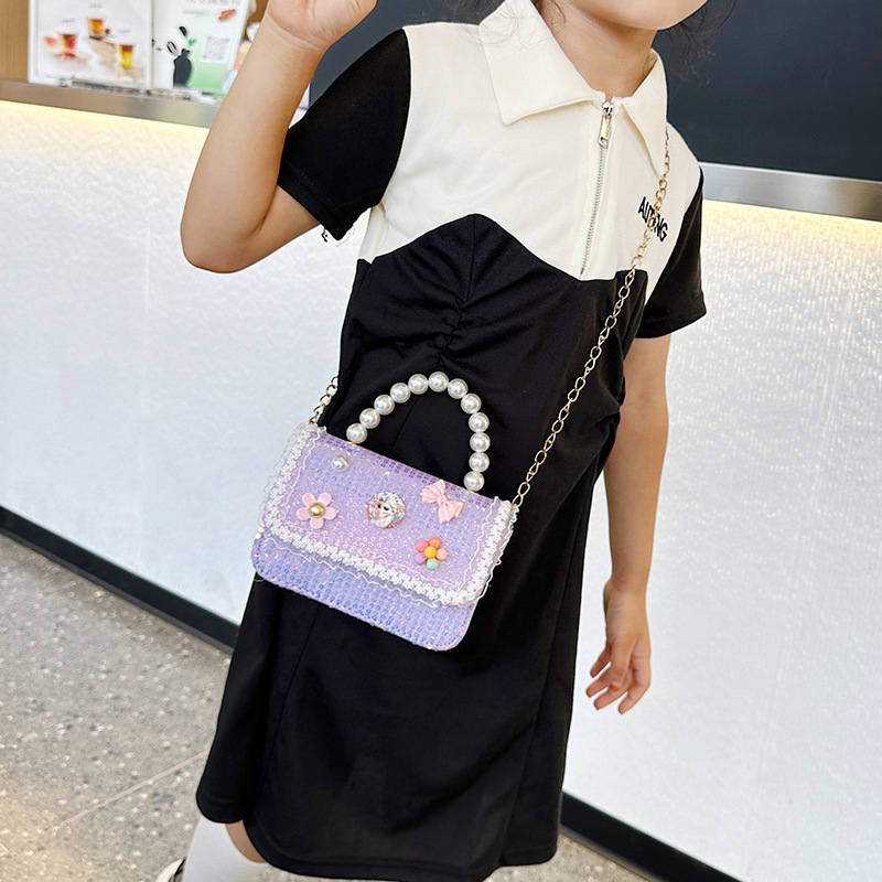 This year, small bags, girls' accessory bags, fashionable pearl handbags, and Korean-style children's single-shoulder crossbody bags are in fashion Application Scenario