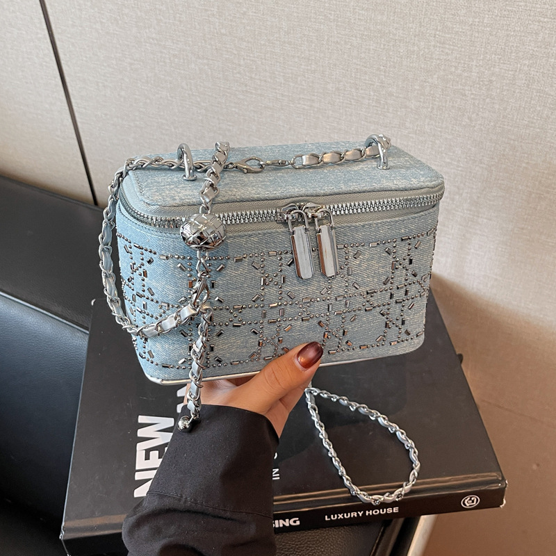 The diamond-shaped chain crossbody bag for women in the summer of 2025 features a fashionable and niche design. This year, the box bucket bag is in vogue full figure