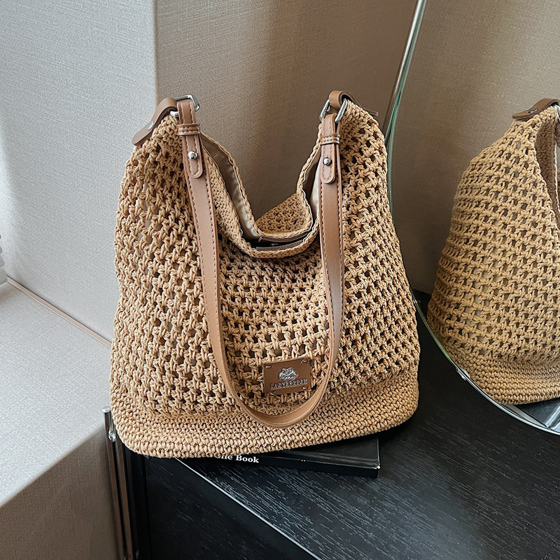Summer hollowed-out knitted underarm bag for women, 2025 new style, laid-back and relaxed, seaside vacation style single-shoulder crossbody bag full figure