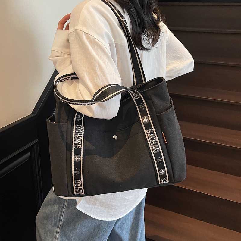 Korean style Instagram casual single-shoulder bag, personalized shoulder strap patchwork color-blocking handbag, college student commuting canvas bag Application Scenario