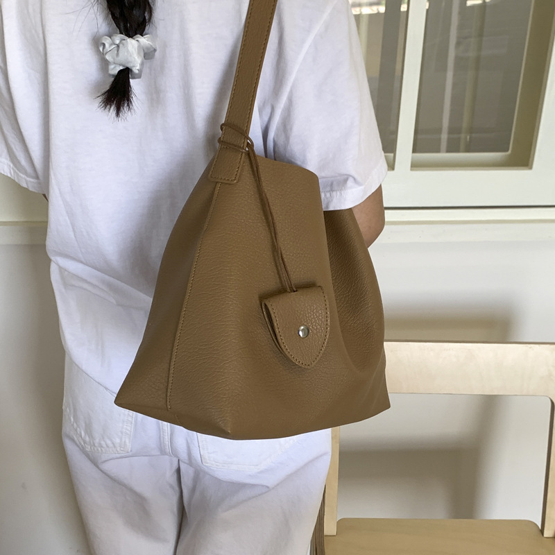 Retro underarm single-shoulder bag 2025 new summer simple crossbody bucket bag large capacity fashionable and versatile tote bag details Picture