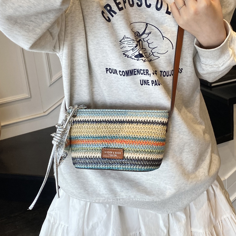 This year, the rainbow woven small bag is in vogue. It's a new summer model for girls in 2025, a trendy single-shoulder bag with contrasting colors and a crossbody bag Application Scenario