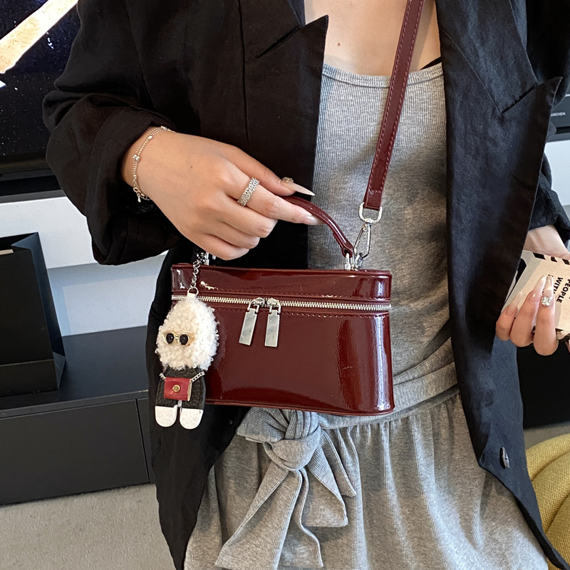 A simple and casual hand-held small bag for women in 2025, a new fashionable box and small square bag, a popular single-shoulder crossbody bag in summer Application Scenario