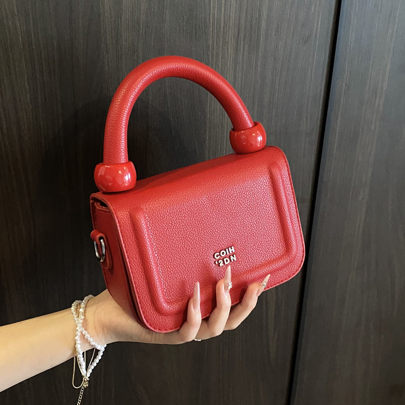The 2025 summer new trendy and fashionable single-shoulder versatile crossbody bag in pure color is a simple crossbody commuting handbag full figure