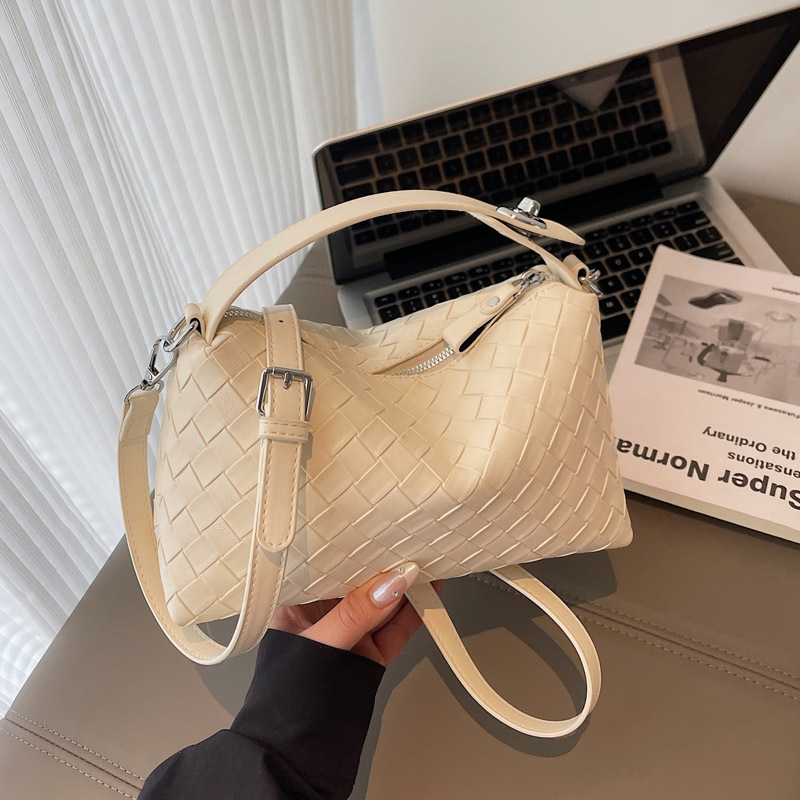 Fashionable woven handbag for women 2025 Summer new casual and simple dumpling bag, commuting trend crossbody bag for women full figure