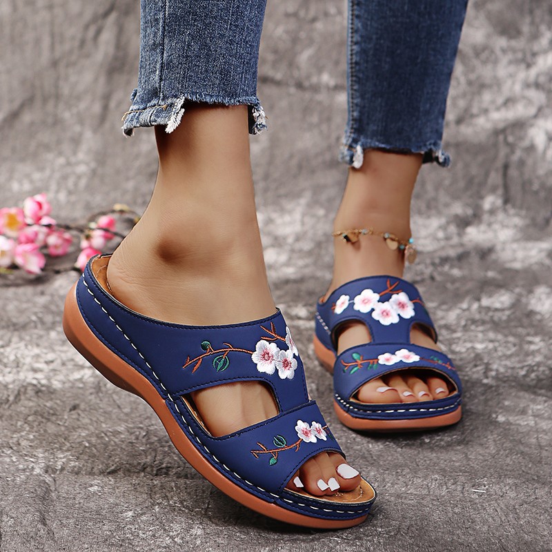 One piece of the 2021 summer new export large-sized women's slippers with wedge heels, thick-soled embroidered flowers and ethnic style full figure