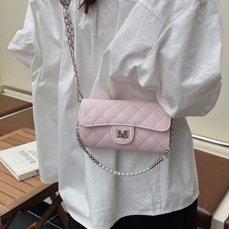 The new large-capacity 2025 summer collection features a stylish chain with diamond-patterned embroidery. It pairs well with a crossbody single-shoulder small square bag for women Application Scenario