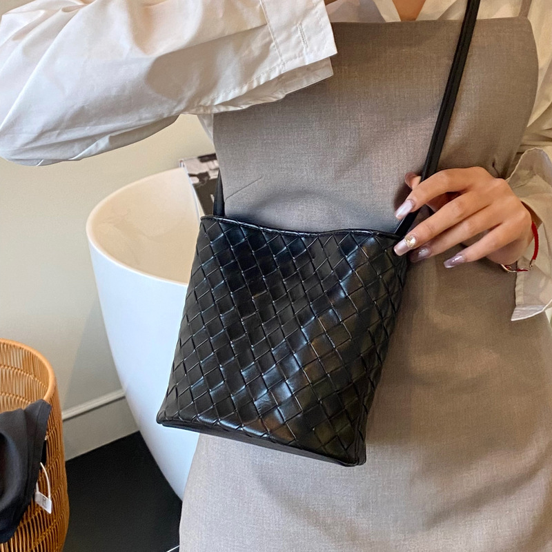 Korean-style trendy bags for ladies, 2025 new crossbody woven bucket bag, simple and casual single-shoulder bag, commuting underarm bag Specification drawing