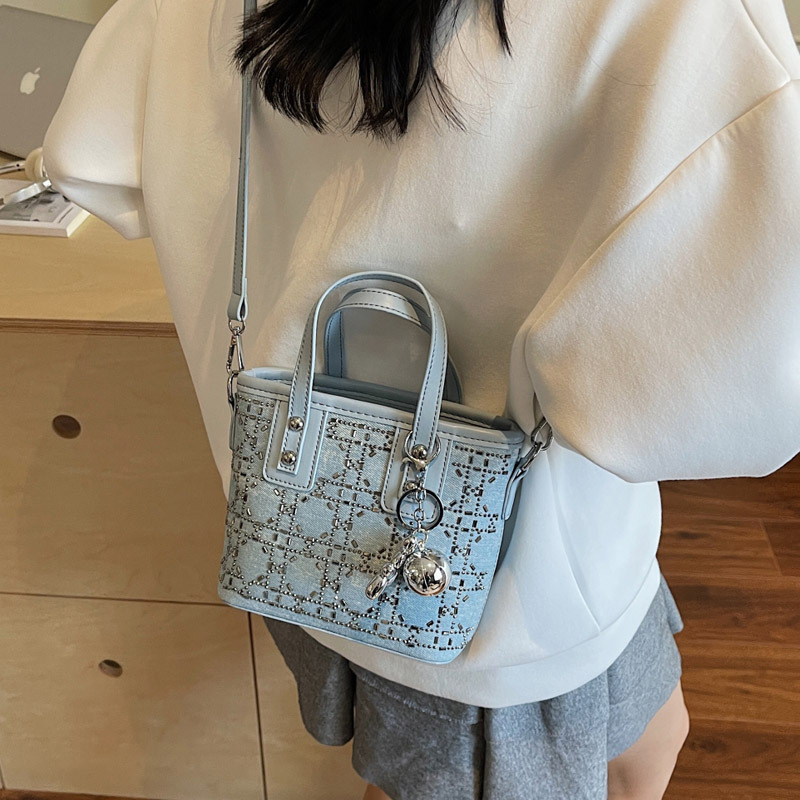 Simple and stylish hand-held bucket small bag for women, 2025 new Korean version single-shoulder crossbody bag with hot diamond commuting small handbag Specification drawing