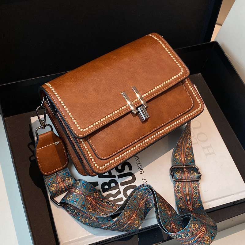 This year, wide shoulder strap women's bags are in vogue. The 2025 new summer retro single-shoulder crossbody bag is a niche and stylish small square bag full figure