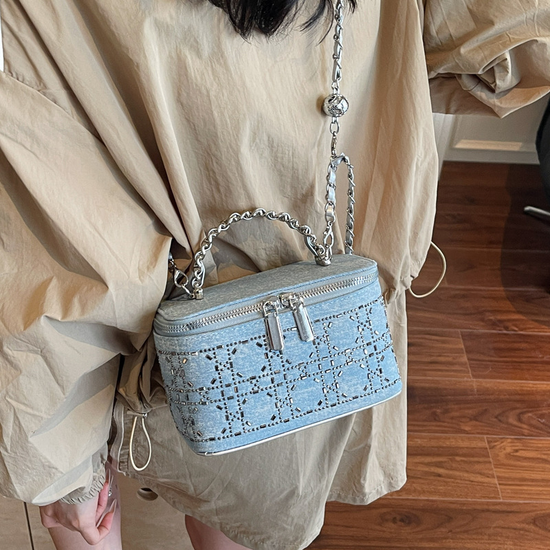 The diamond-shaped chain crossbody bag for women in the summer of 2025 features a fashionable and niche design. This year, the box bucket bag is in vogue Specification drawing