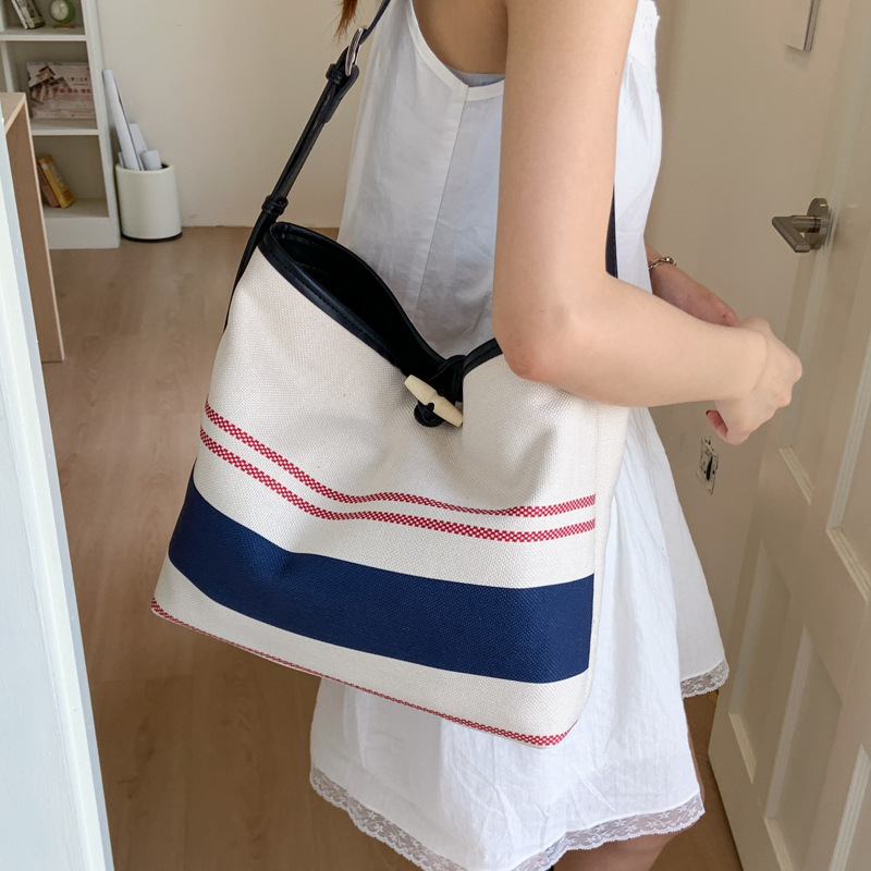 Korean version large-capacity women's 2025 new style fashionable canvas striped single-shoulder underarm bag casual commuting tote bag Application Scenario