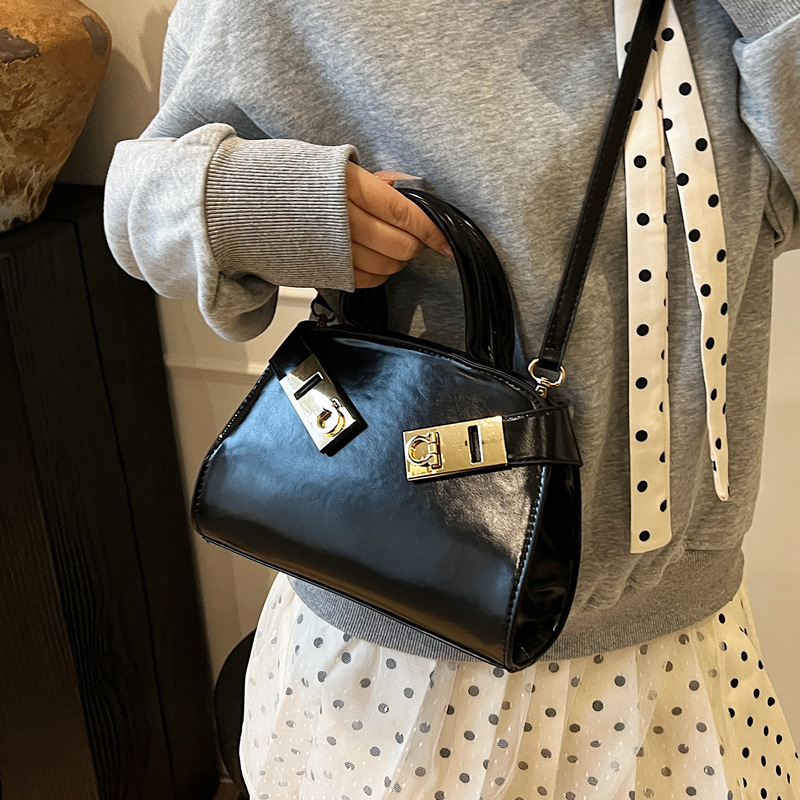 Korean style simple and fashionable handbag 2025 Summer new women's single-shoulder crossbody bag, versatile for work and commuting Application Scenario