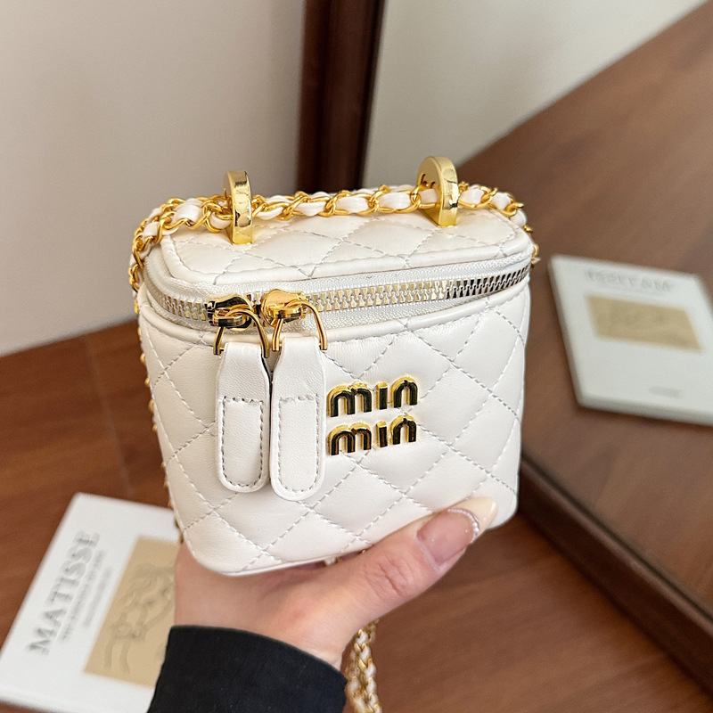 Little Bag Women 2025 Summer New Fashion diamond-shaped chain patent leather crossbody bag, versatile single-shoulder hand-carry bucket bag full figure