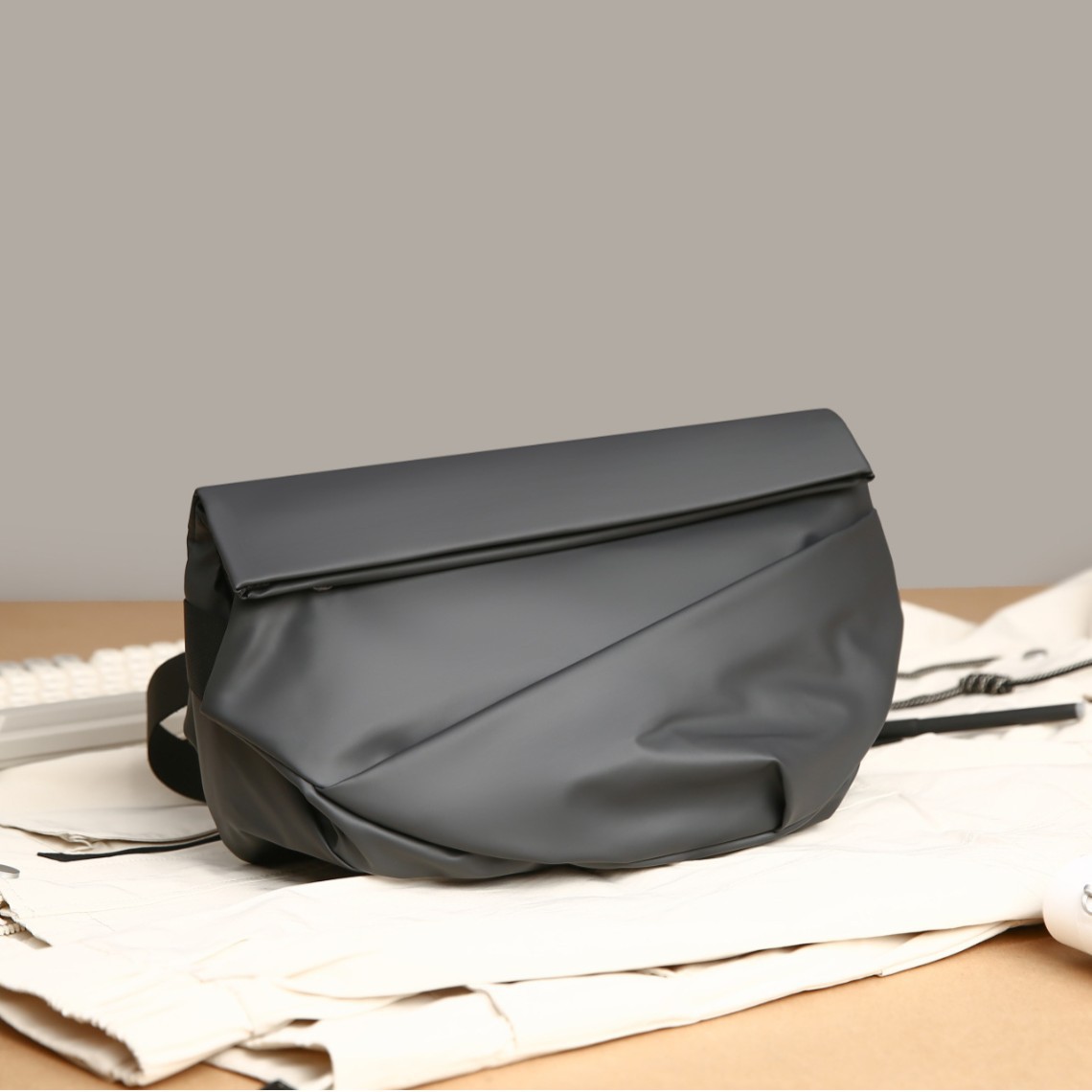 Wholesale 2024 new trendy men's crossbody bag, water-resistant ipad multi-functional chest bag, cool crossbody single-shoulder bag full figure