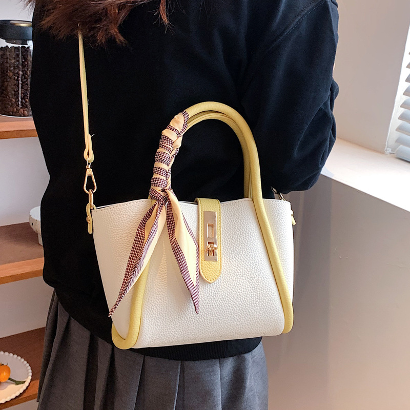 The new trendy women's bag for the summer of 2025, a simple commuting bucket bag with a large capacity and a single-shoulder handbag for women details Picture