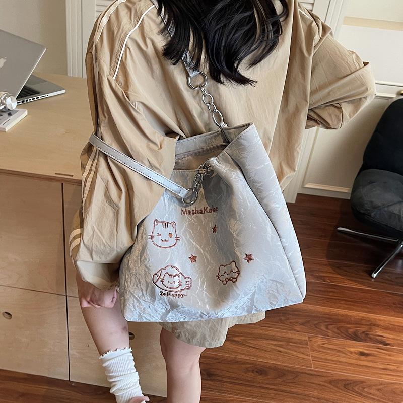A lightweight, cute and stylish crossbody bag with large capacity for casual use. New Spring/Summer 2025 single-shoulder tote bag details Picture