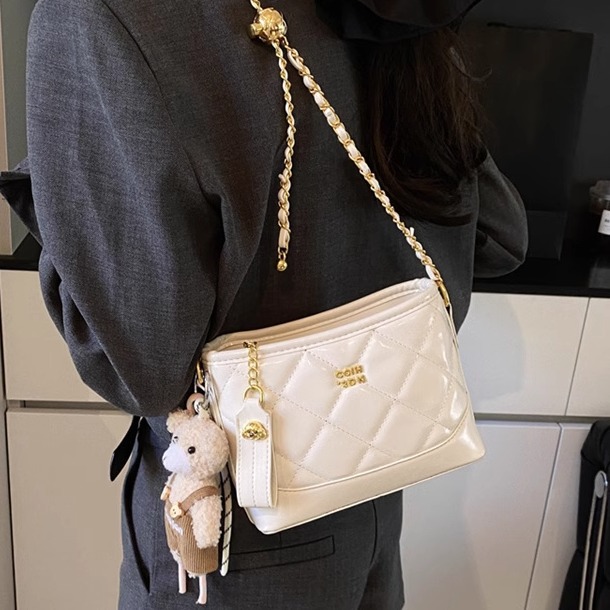 High-end diamond-shaped bucket bag for women 2025 summer new style Chanel-style chain wandering bag, fashionable and versatile crossbody bag Application Scenario