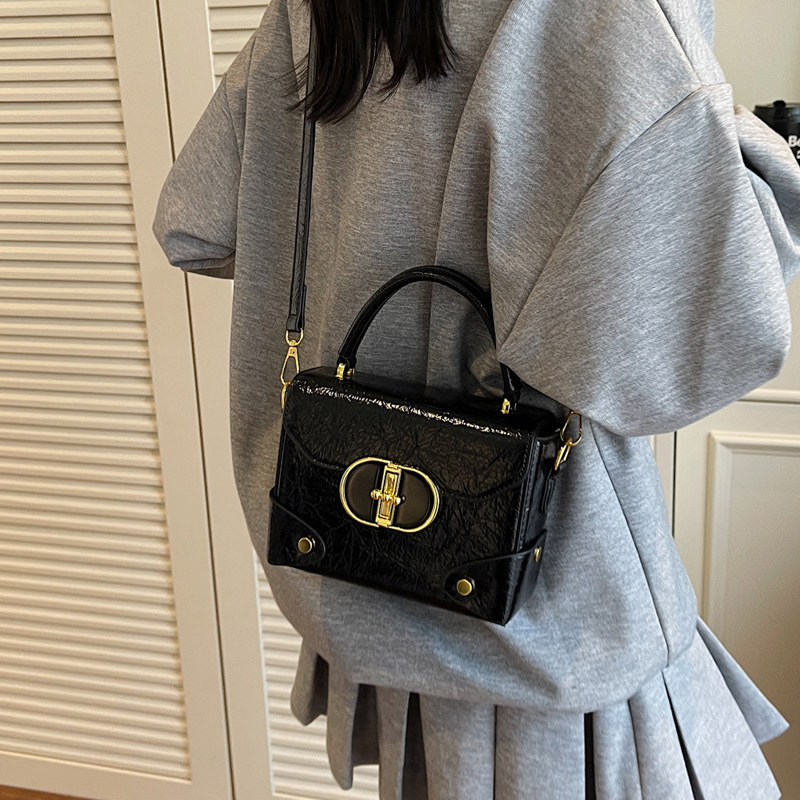 This year, the trendy square box bag for women in 2025 is a new, fashionable, versatile and high-quality single-shoulder crossbody bag details Picture