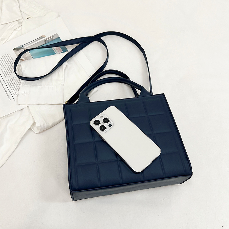 Large-capacity fashionable tote bag for women, new spring and summer style, versatile and trendy, diamond-shaped handbag, simple crossbody bag wholesale Application Scenario
