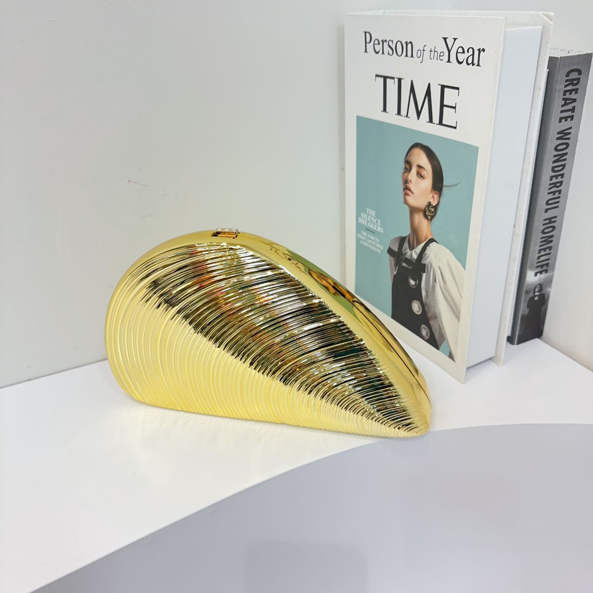New acrylic shell bag, hand-held evening bag, chain flash women's bag, fashionable, individual and creative, threaded crossbody Application Scenario