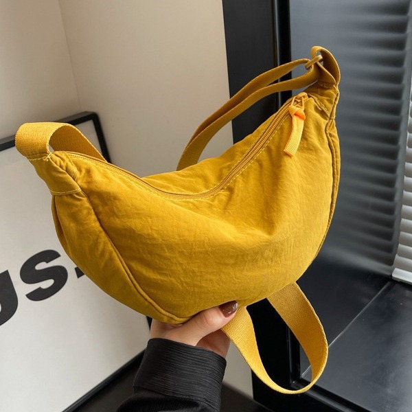 New fashionable dumpling bag in Korean style, high-end solid color crossbody bag, niche design bag, large capacity, popular women's bag full figure