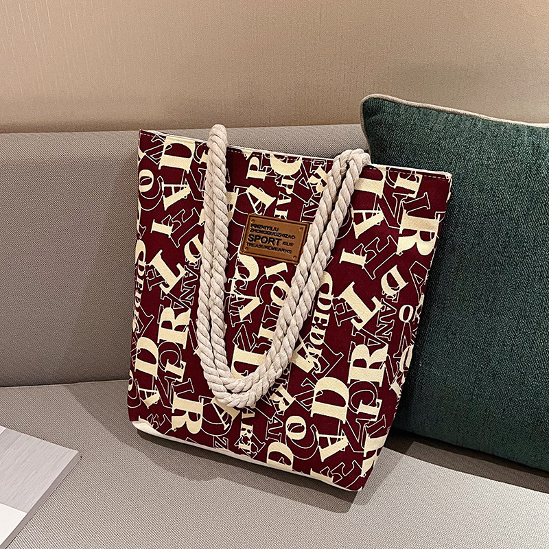 Japanese-style canvas bags for women 2024, trendy Korean-style versatile mobile phones, bento boxes, tote bags, and small cloth bags for girls at work Application Scenario