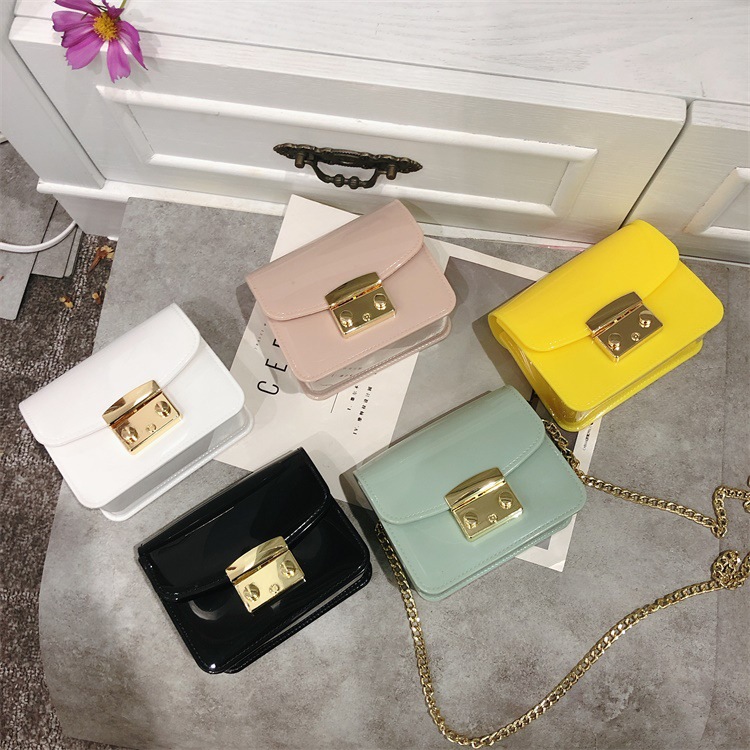 The new 2025 Korean-style trendy and simple chain bag for women is fashionable and stylish. It's a mini square bag with a single shoulder and crossbody full figure