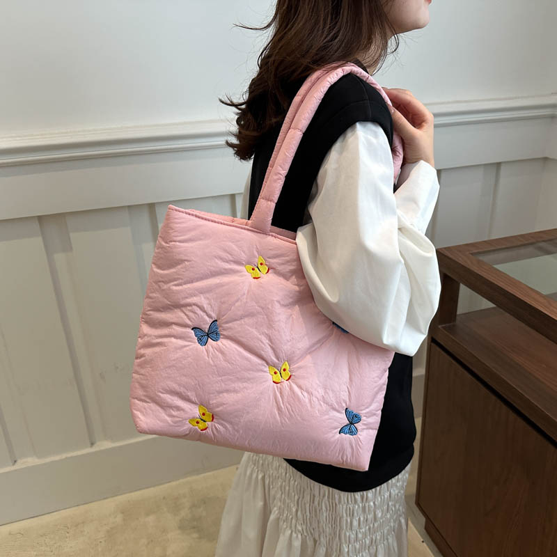 A stylish and stylish single-shoulder underarm bag for 2024 autumn and winter, a new stylish commuter tote bag with a large capacity and a butterfly casual bag Specification drawing