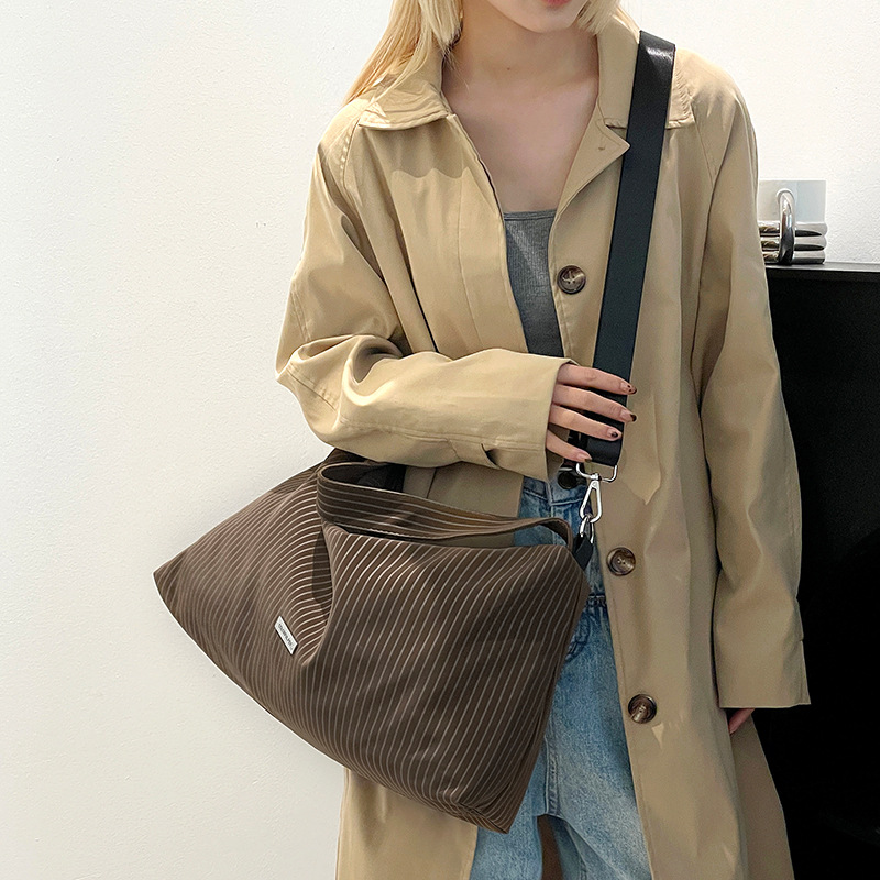 Colorful Fox's new laid-back ins trend single-shoulder bag, large-capacity tote bag, casual and versatile underarm bag Specification drawing