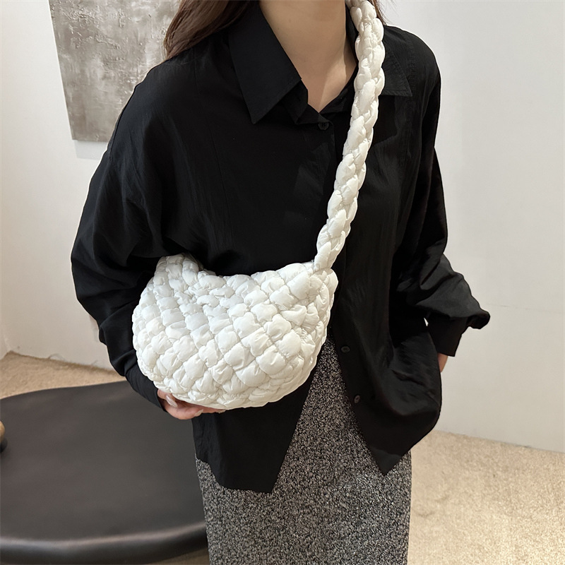 Large-capacity pleated cloud bag, new fashionable single-shoulder hand-held dumpling bag, solid-color simple crossbody bag, cross-border wholesale details Picture