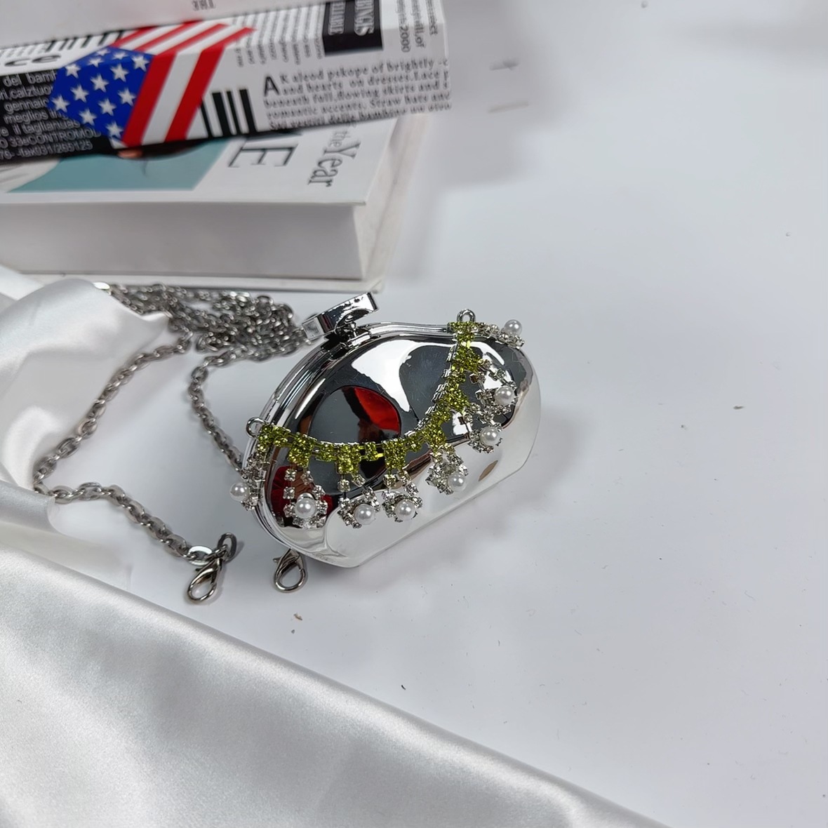 2025 Personalized mini iron box mouth red envelope diamond-encrusted fashionable single-shoulder crossbody chain box ladies' bag Headphone case Application Scenario
